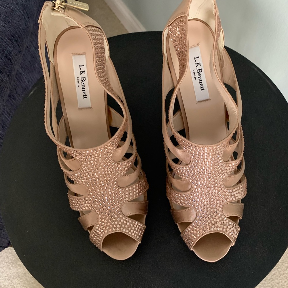 LK Bennett dress shoes in mauve color with striking stone decorations. Size 42.